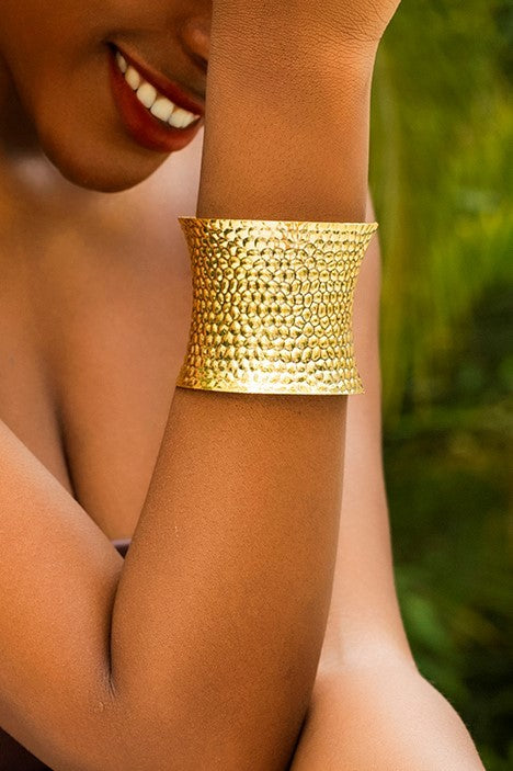 Elegant bracelet, gold color.