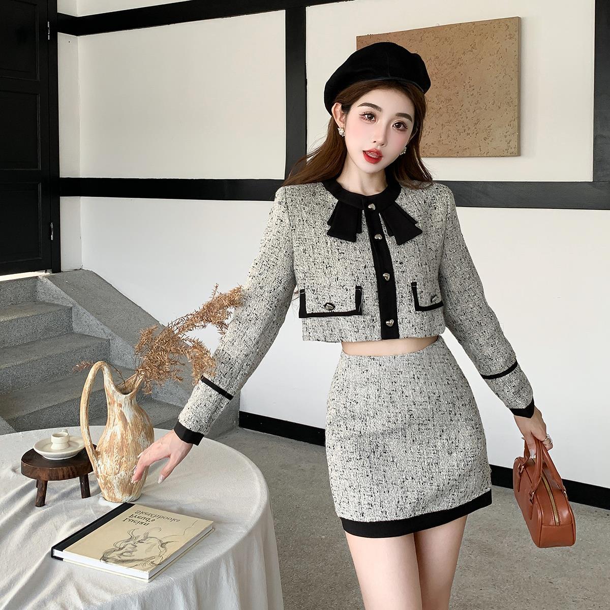 Age-reducing Bow Coat Plus Skirt Outfit