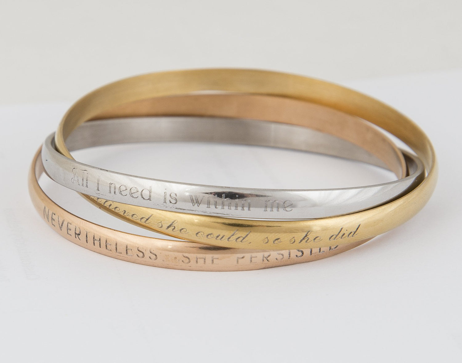 Gepersonaliseerde in elkaar grijpende armbanden cadeau, inspirerende quote gegraveerd