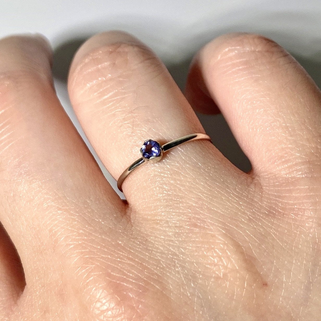 Sierlijke Iolite Solitaire Sterling zilveren ring