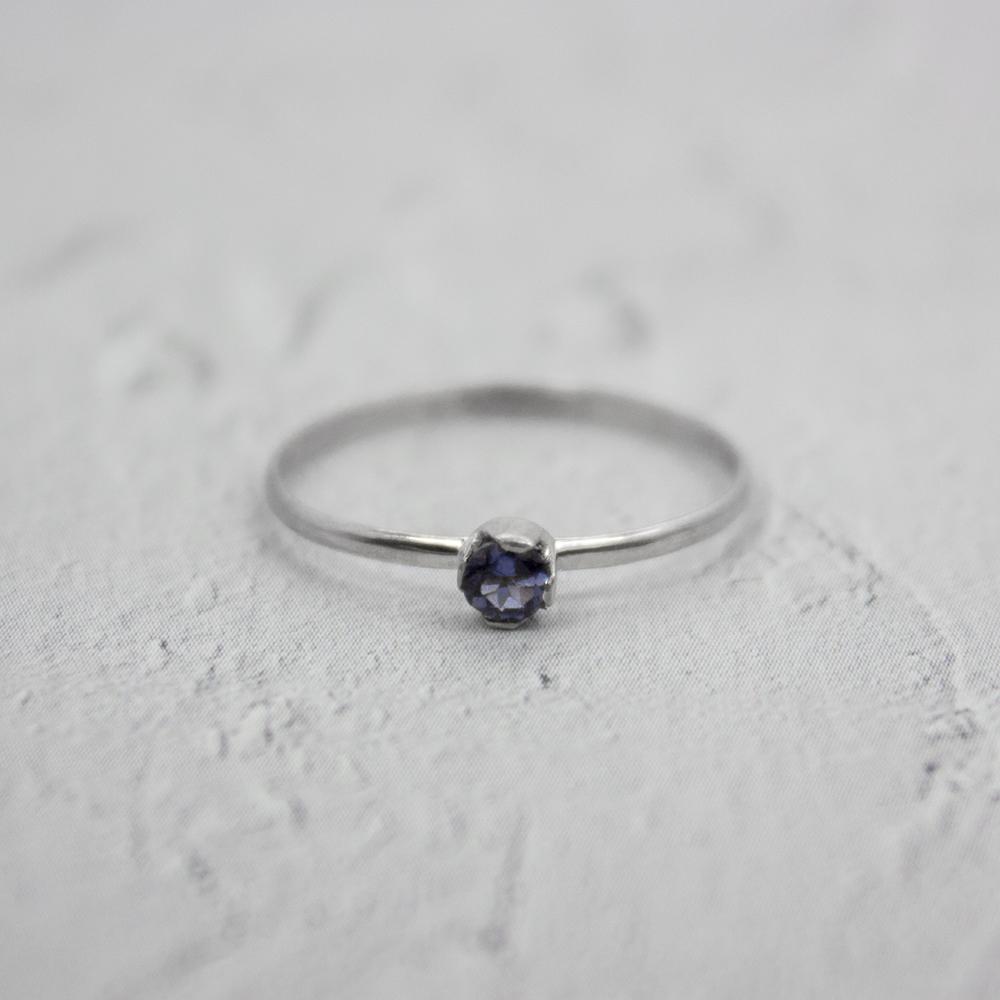 Sierlijke Iolite Solitaire Sterling zilveren ring